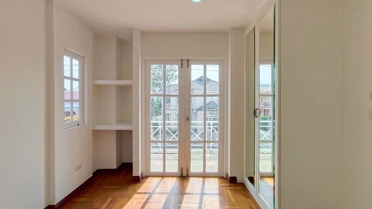 มีบางส่วน ขายบ้านเดี่ยวรีโนเวทใหม่ตกแต่งบิวอิ้นพร้อมอยู่ ติดรถไฟฟ้า 2 สาย เพียง 150 ม. ราคา 6.5 ล้าน รูปที่ 4