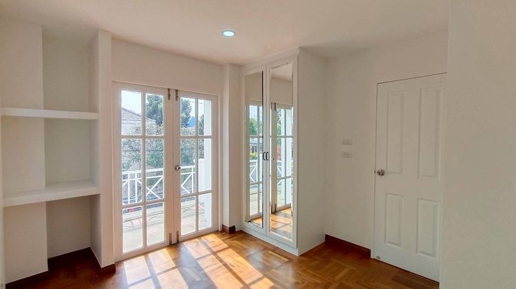 ขายบ้านเดี่ยวรีโนเวทใหม่ตกแต่งบิวอิ้นพร้อมอยู่ ติดรถไฟฟ้า 2 สาย เพียง 150 ม. ราคา 6.5 ล้าน