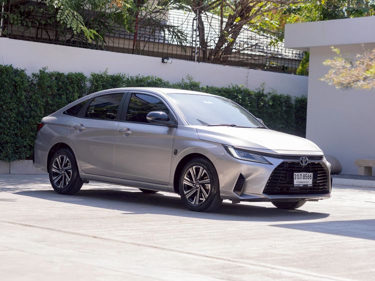 รถ Toyota Yaris ATIV 1.2 Premium Luxury สี เงิน