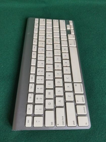 ขอขายคีบอร์ด Apple wireless รุ่น A1314 ใช้ถ่าน AAA สองก้อนตัวแฟ้มพิมพ์เป็นตัวอักษรอังกฤษอยากได้ภาษาไทยซื้อสติกเกอร์มาแปะได้ทำงานทุกปุ่ม