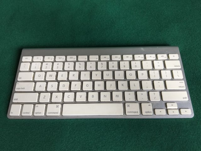 ขอขายคีบอร์ด Apple wireless รุ่น A1314 ใช้ถ่าน AAA สองก้อนตัวแฟ้มพิมพ์เป็นตัวอักษรอังกฤษอยากได้ภาษาไทยซื้อสติกเกอร์มาแปะได้ทำงานทุกปุ่ม รูปที่ 3