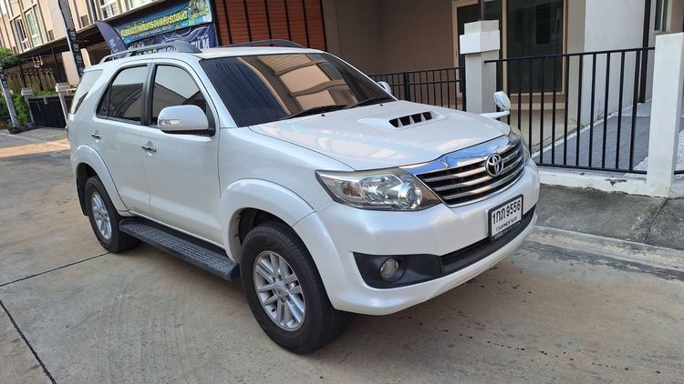 รถ Toyota Fortuner 3.0 V สี ขาว