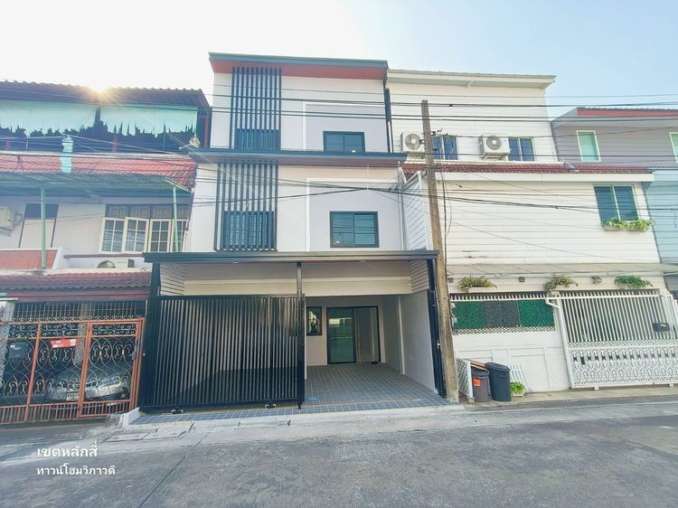 ทาวน์โฮม 3 ชั้น ถนนวิภาวดีรังสิต 58แยก2 ทำเลใกล้มหาลัยเกษตร พร้อมอยู่ นัดชมบ้านได้ทุกวัน 0814405994