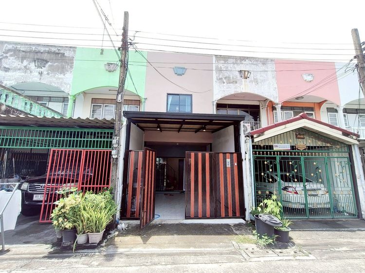 ทาวน์เฮ้าส์ ใกล้รถไฟฟ้า มีนบุรี พระยาสุเรนทร์ หมู่บ้านธีรวรรณ ซอย4 นัดชมบ้าน 081-440-5994 คุณวา