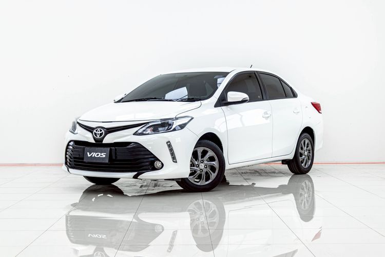 รถ Toyota Vios 1.5 Mid สี ขาว