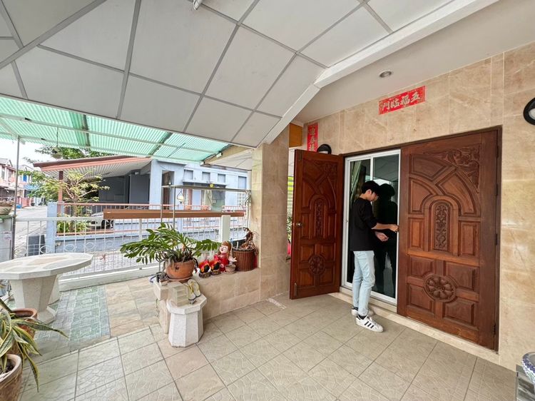 ปล่อยเช่า ✨ บ้านหลังริม ซอยต้นๆ หมู่บ้านวรารักษ์ มีสวนข้างๆกับข้างหลังบ้านเป็นของตัวเอง 3ห้องนอน 2ห้องน้ำ พร้อมลากกระเป๋าเข้าอยู่ 