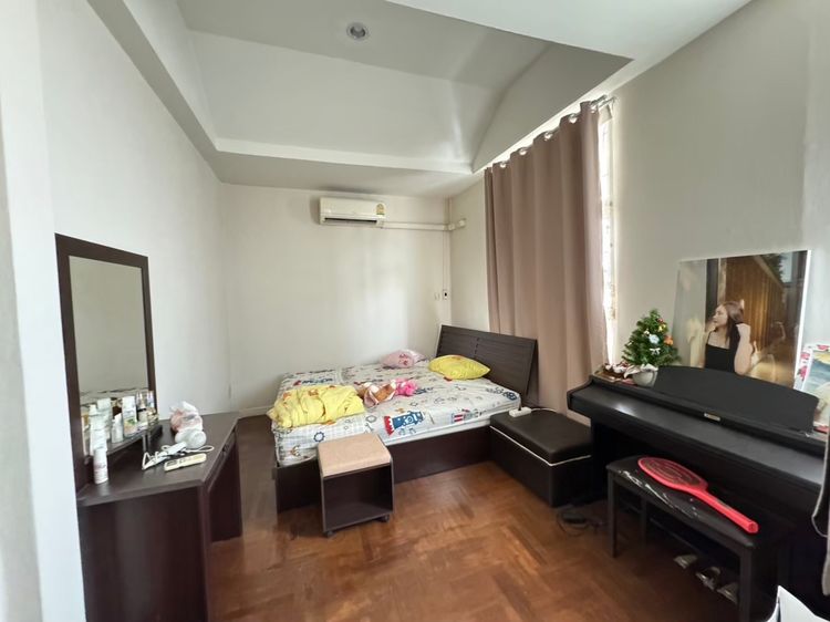 ตกแต่งครบ ปล่อยเช่า ✨ บ้านหลังริม ซอยต้นๆ หมู่บ้านวรารักษ์ มีสวนข้างๆกับข้างหลังบ้านเป็นของตัวเอง 3ห้องนอน 2ห้องน้ำ พร้อมลากกระเป๋าเข้าอยู่  รูปที่ 3