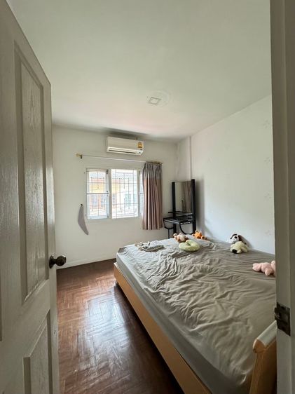 ตกแต่งครบ ปล่อยเช่า ✨ บ้านหลังริม ซอยต้นๆ หมู่บ้านวรารักษ์ มีสวนข้างๆกับข้างหลังบ้านเป็นของตัวเอง 3ห้องนอน 2ห้องน้ำ พร้อมลากกระเป๋าเข้าอยู่  รูปที่ 4