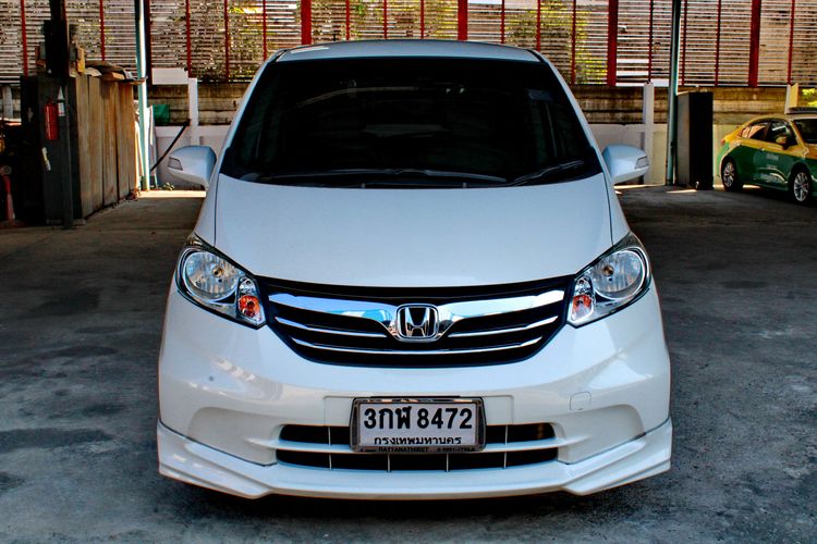 รถ Honda Freed 1.5 E สี ขาว