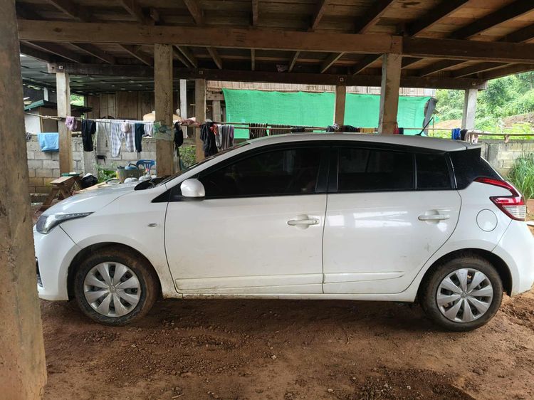 รถ Toyota Yaris 1.2 G สี ขาว