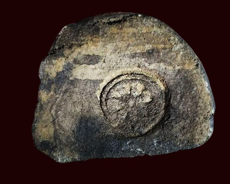 พระบูชาหลวงปู่ทวดเก่าเนื้อผงว่านองค์ใหญ่ฐานกว้าง4นิ้วสูง6นิ้วใต้ฐานมีรอยยันต์ รูปที่ 3