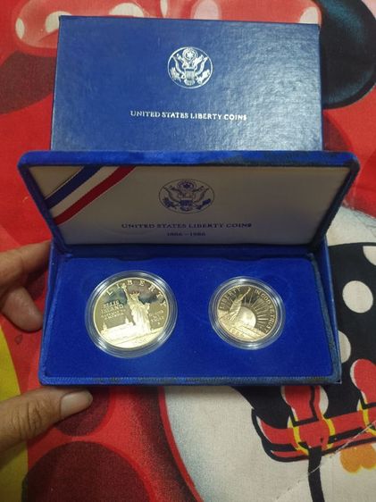 สหรัฐอเมริกา เพื่อเฉลิมฉลองครบรอบ100ปีเทพีเสรีภาพเหลียนปี1986ชุดนี้ประกอบด้วยเหลียญเงิน1ดอลล่าและเหรียญครึ่งดอลล่่าแบบหุ่มชุดนี้มาพร้อมกล่อง