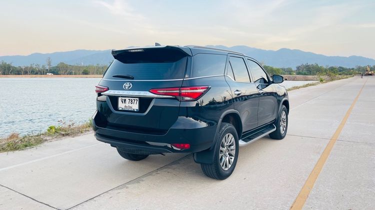 Toyota Fortuner 2021 2.4 V Utility-car ดีเซล เกียร์อัตโนมัติ ดำ รูปที่ 3