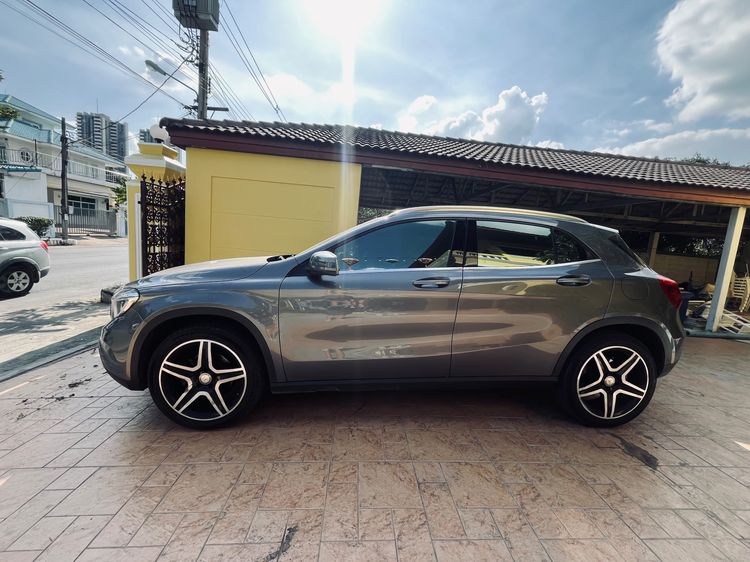 Mercedes-Benz GLA-Class 2015 GLA200 Sedan เบนซิน ไม่ติดแก๊ส เกียร์อัตโนมัติ เทา รูปที่ 2