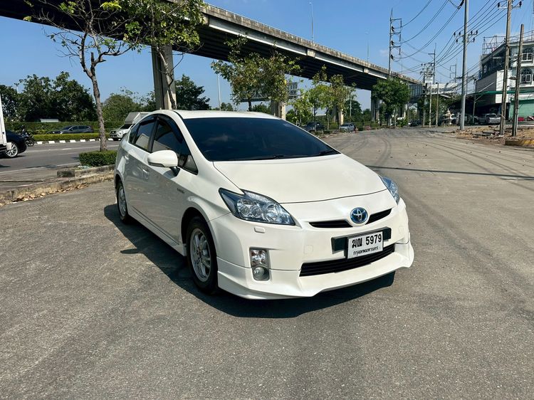 รถ Toyota Prius 1.8 Hybrid สี ขาว
