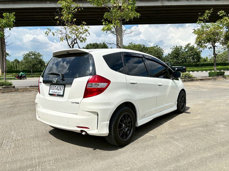 Honda Jazz 2011 1.5 SV i-VTEC Sedan เบนซิน ไม่ติดแก๊ส เกียร์อัตโนมัติ ขาว รูปที่ 4