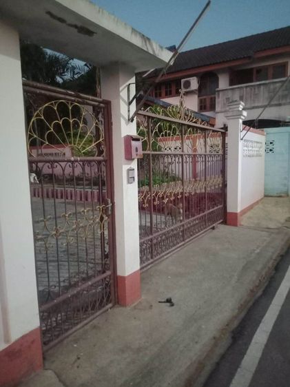 มีบางส่วน สร้างเสร็จก่อน 2010 บ้านชั้นเดียวที่หน้าบ้านใหญ่มากมีโรงจอดรถ รูปที่ 2