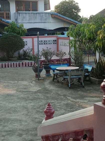 มีบางส่วน สร้างเสร็จก่อน 2010 บ้านชั้นเดียวที่หน้าบ้านใหญ่มากมีโรงจอดรถ รูปที่ 3