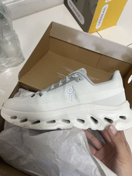 รองเท้า on cloud 