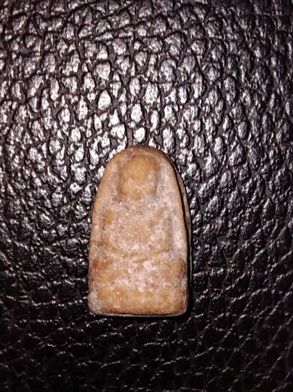 พระหลวงปู่ทวด พิมพืเล็ก หลวงปู่ดู่ วัดสะแก จ.อยุธยา รุ่นแรกๆ เนื้อแก่ผงพุทธคุณ ที่ด้านหลังจะเห็นเม็ดมวลสารอย่างชัดเจน เป็นผิวธรรมชาติเดิมๆ ส รูปที่ 3