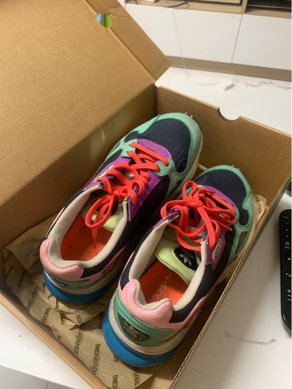 รองเท้าผ้าใบ ยี่ห้อ Adidas รุ่นหายาก เบอร์ 38.5