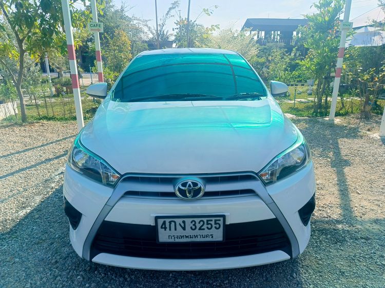 รถ Toyota Yaris 1.2 E สี ขาว
