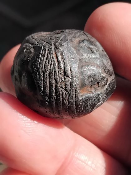 พระปิดตา พิมพ์สามเกลอ มีกริ่ง หลวงพ่อแก้ว วัดเครือวัลย์ ทรงกลม มีน้ำหนัก เนื้อผงพุทธคุณ เข้มจัด เนื้อแกร่งแห้งสนิท มันเงา สภาพสวย สมบูรณ์ เก รูปที่ 2