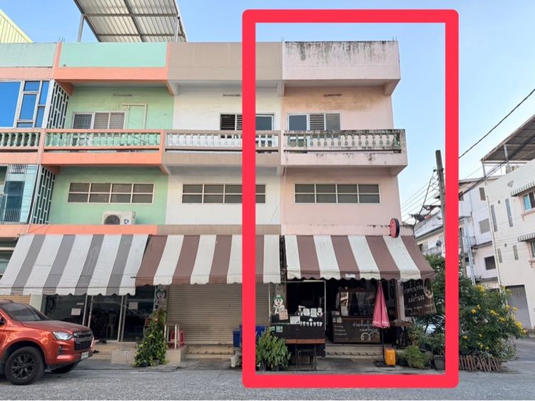 ใช่ ตึกแถว 2 ชั้นครึ่ง มีดาดฟ้า