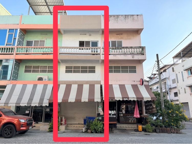 ตึกแถว 2 ชั้นครึ่ง มีดาดฟ้า