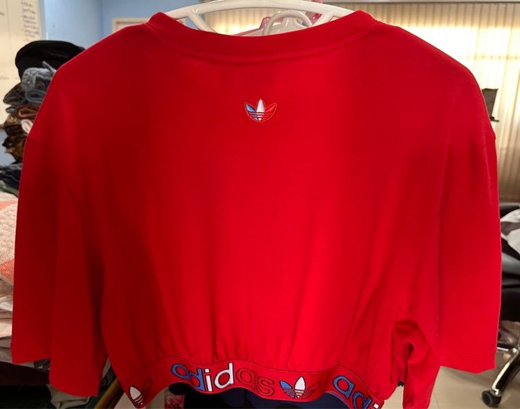Adidas เสื้อออกกำลังกายทรงครอป รูปที่ 2