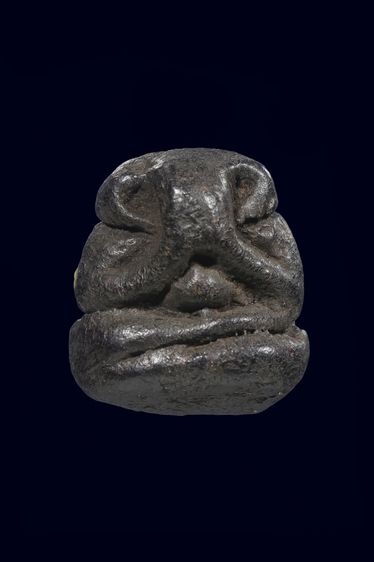 พระปิดตาเนื้อผงลงรักหนาๆ