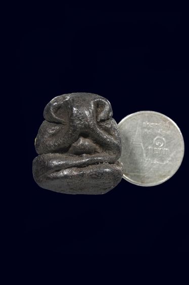 พระปิดตาเนื้อผงลงรักหนาๆ รูปที่ 2