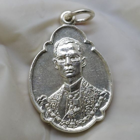 เหรียญที่ระลึก 4 รอบ ในหลวง รัชกาลที่9 กะหลั่ยเงิน ปี2518 "บล็อกเกษา 3 เส้น นิยม สวย ไม่ผ่านใช้ รูปที่ 3