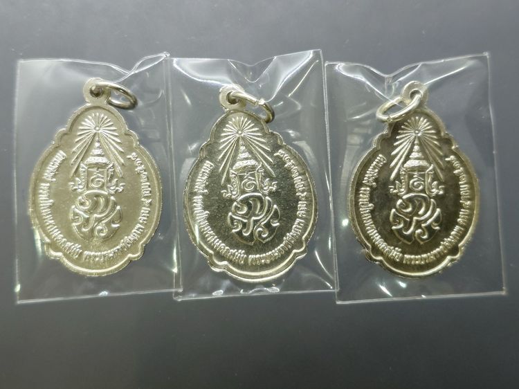 เหรียญที่ระลึก 4 รอบ ในหลวง รัชกาลที่9 กะหลั่ยเงิน ปี2518 "บล็อกเกษา 3 เส้น นิยม สวย ไม่ผ่านใช้ รูปที่ 8