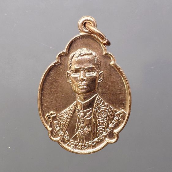 เหรียญไทย เหรียญที่ระลึก 4 รอบ ในหลวง รัชกาลที่9 กะหลั่ยนาก ปี2518 "บล็อกเกษา 3 เส้น ไม่ผ่านใช้ สวย