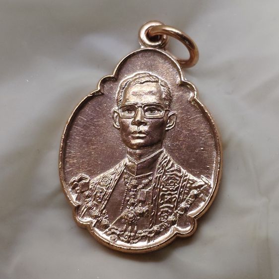 เหรียญที่ระลึก 4 รอบ ในหลวง รัชกาลที่9 กะหลั่ยนาก ปี2518 "บล็อกเกษา 3 เส้น ไม่ผ่านใช้ สวย รูปที่ 3