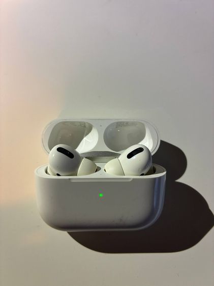 AirPods Pro (1st Gen) with Wireless Charging Case 