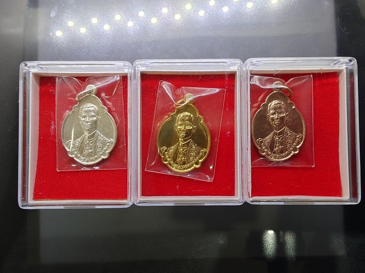 เหรียญที่ระลึก 4 รอบ ในหลวง รัชกาลที่9 ปี2518 "ชุด 3 เหรียญ บล๊อกวงเดือน เนื้อกะไหล่ทอง เงิน นาก ไม่ผ่านใช้ เหรียญสวยเดิมๆ รูปที่ 9