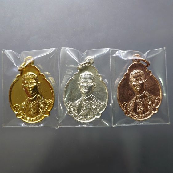 เหรียญไทย เหรียญที่ระลึก 4 รอบ ในหลวง รัชกาลที่9 ปี2518 "ชุด 3 เหรียญ บล๊อกวงเดือน เนื้อกะไหล่ทอง เงิน นาก ไม่ผ่านใช้ เหรียญสวยเดิมๆ