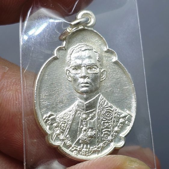 เหรียญที่ระลึก 4 รอบ ในหลวง รัชกาลที่9 ปี2518 "ชุด 3 เหรียญ บล๊อกวงเดือน เนื้อกะไหล่ทอง เงิน นาก ไม่ผ่านใช้ เหรียญสวยเดิมๆ รูปที่ 5