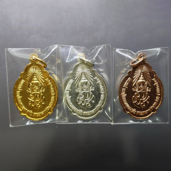 เหรียญที่ระลึก 4 รอบ ในหลวง รัชกาลที่9 ปี2518 "ชุด 3 เหรียญ บล๊อกวงเดือน เนื้อกะไหล่ทอง เงิน นาก ไม่ผ่านใช้ เหรียญสวยเดิมๆ รูปที่ 2