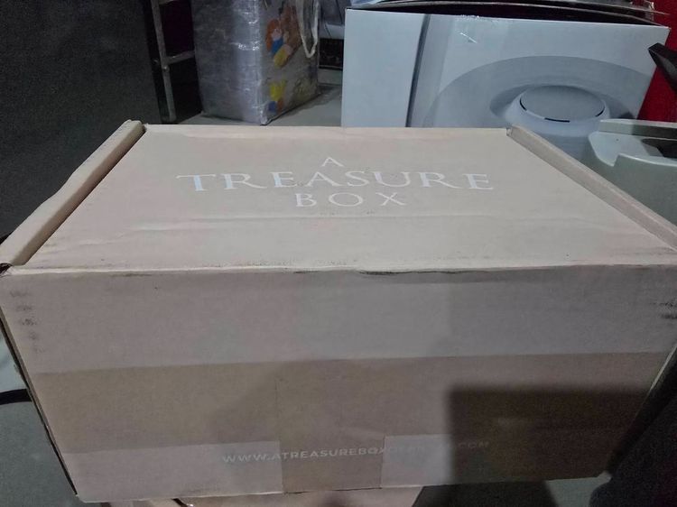 A Treasure Box รุ่น mini luggage สี Oat milk  used like new รูปที่ 15