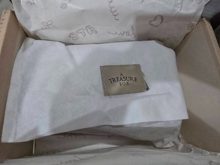 A Treasure Box รุ่น mini luggage สี Oat milk  used like new รูปที่ 13