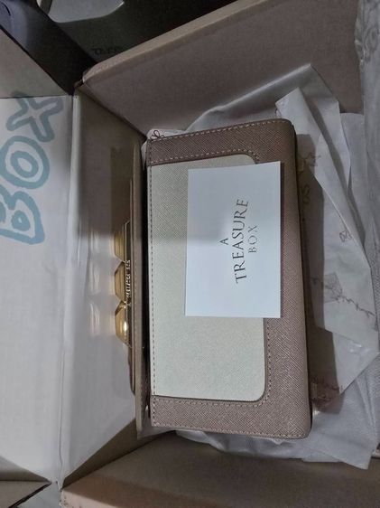 A Treasure Box รุ่น mini luggage สี Oat milk  used like new