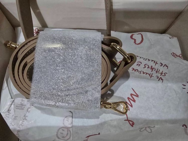 A Treasure Box รุ่น mini luggage สี Oat milk  used like new รูปที่ 5