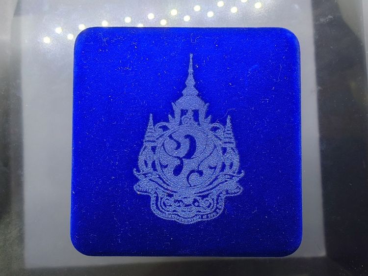 พระพุทธเมตตาเสนานาถ หลังพระปรมาภิไธย ภ.ป.ร. เนื้อเงิน กองทัพบก จัดสร้างเนื่องในวโรกาส 84 พรรษา ร9 ปี2556 พร้อมกล่องเดิม รูปที่ 9