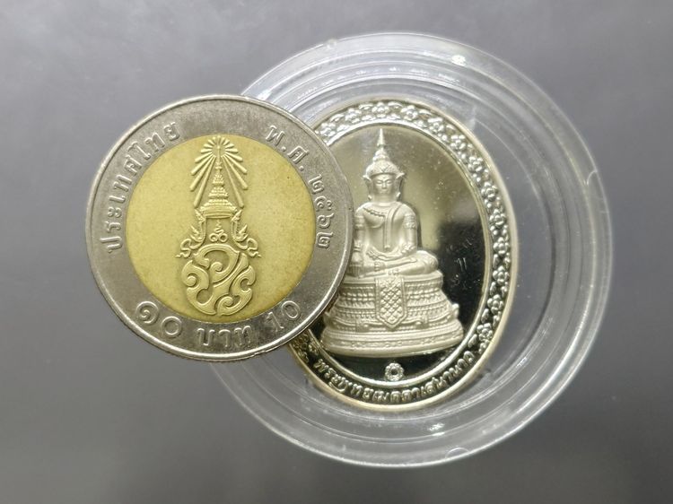 พระพุทธเมตตาเสนานาถ หลังพระปรมาภิไธย ภ.ป.ร. เนื้อเงิน กองทัพบก จัดสร้างเนื่องในวโรกาส 84 พรรษา ร9 ปี2556 พร้อมกล่องเดิม รูปที่ 8