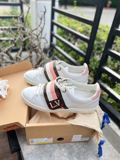 รองเท้าผ้าใบหลุยส์วิกตอง  รูปที่ 2