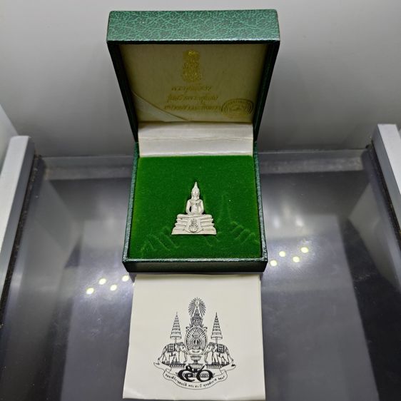 พระพุทธโสธร ภปร เนื้อเงิน พิมพ์ใหญ่ รุ่นสร้างพระอุโบสถ ปี 2539 พร้อมกล่องเดิม ใบเซอร์