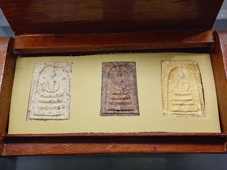 พระสมเด็จบางขุนพรหม พิมพ์ย้อนยุค "ชุดกรรมการ 3 องค์ เนื้อผงผสมสมเด็จเก่า พิธีพุมธาภิเษก ณ พระอุโบสถวัดบางขุนพรหม 2547 พร้อมกล่องไม้ รูปที่ 2